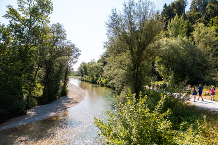 Pot ob reki, ki povezuje (17)
